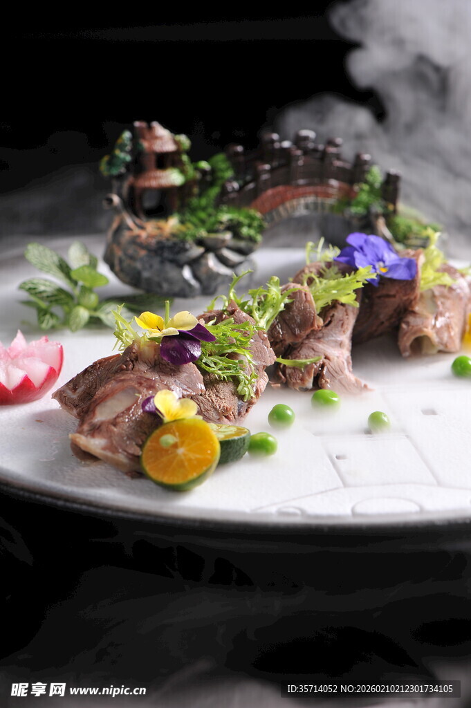精致摆盘的创意美食牛肉