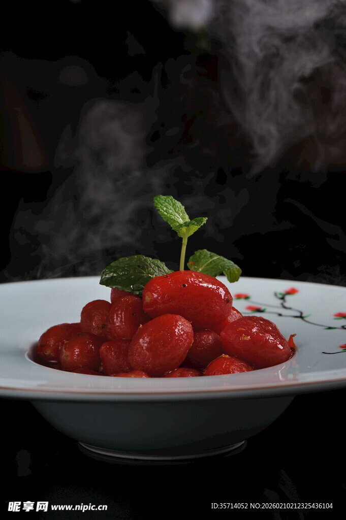 盘中樱桃番茄绿意点缀