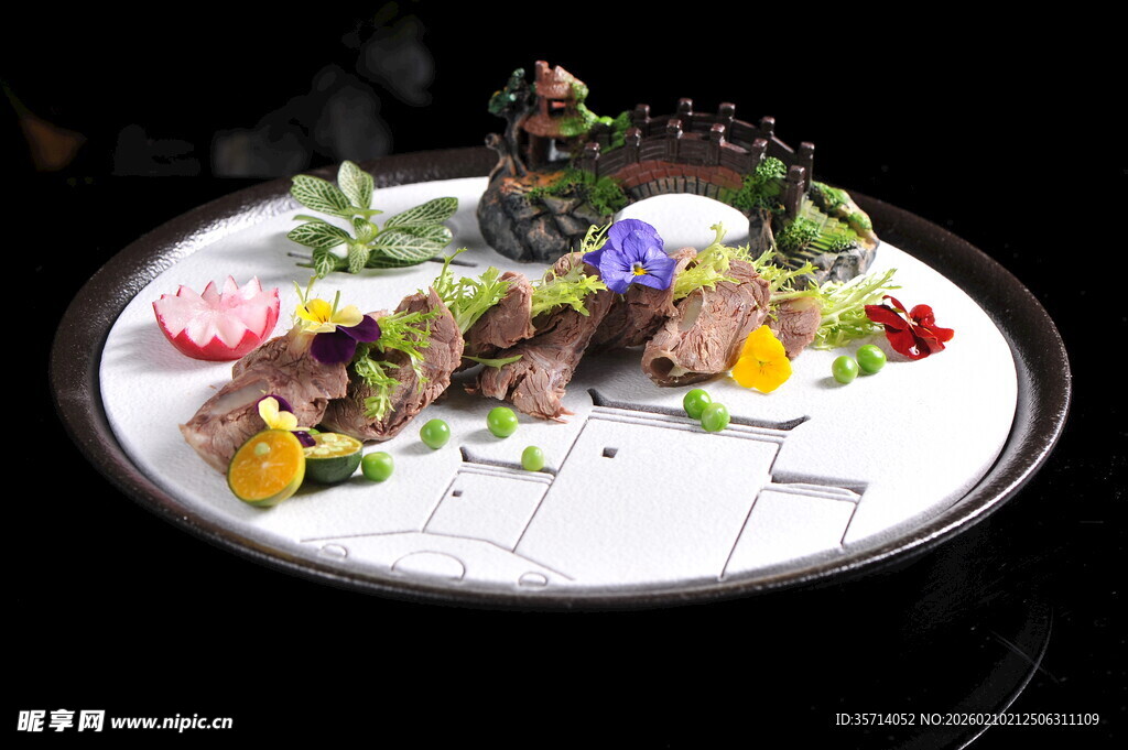 精致摆盘的创意牛排料理