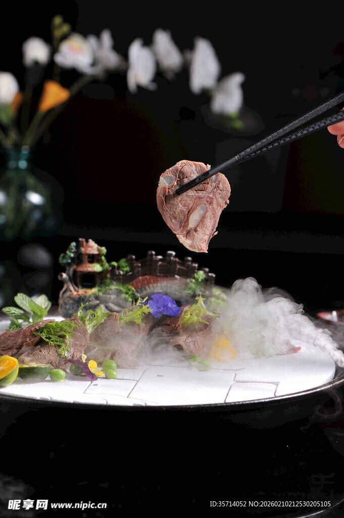 精致摆盘的特色冷盘牛肉料理