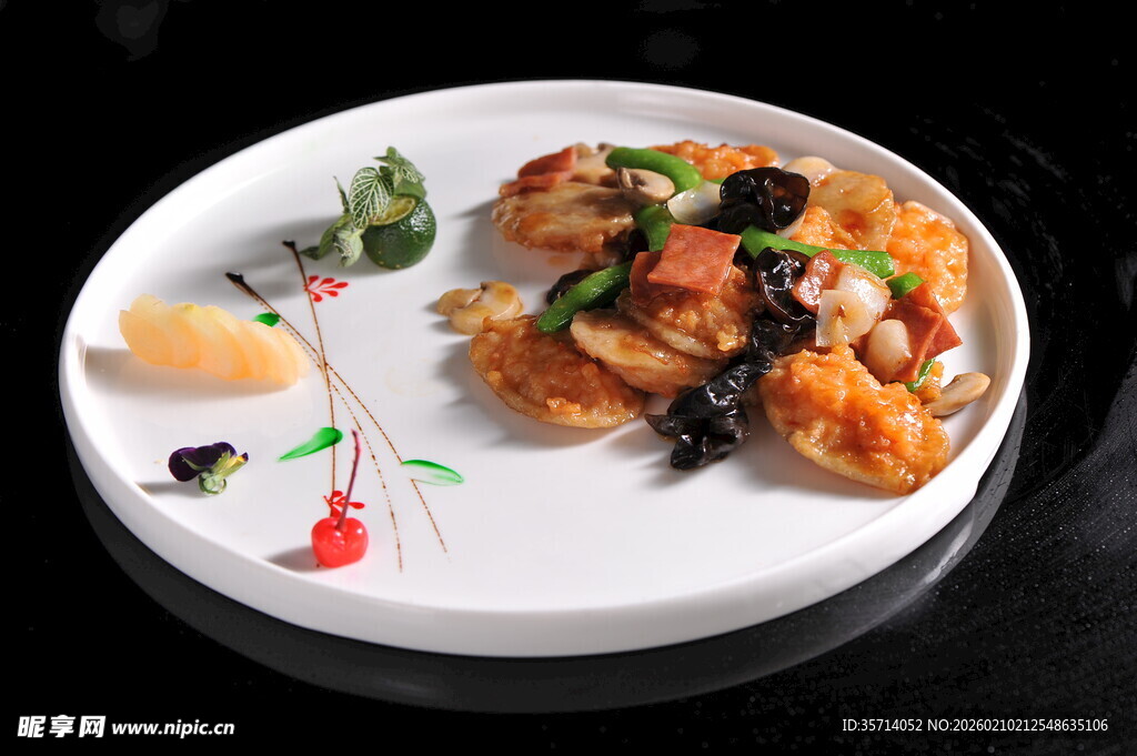 精致摆盘的美味海鲜菜肴