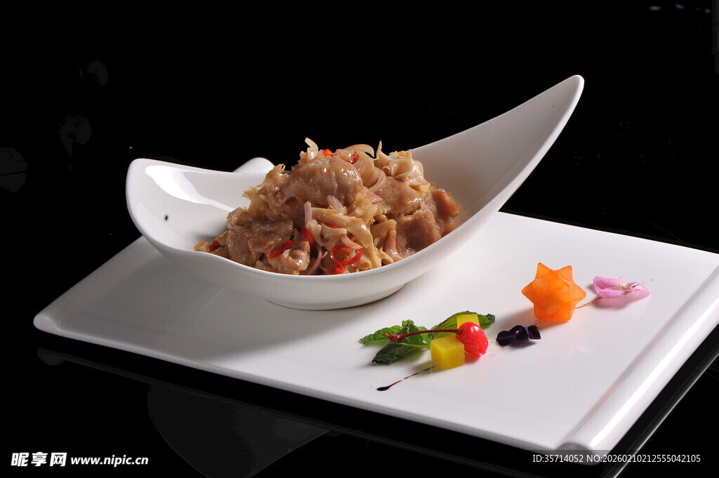 精致摆盘的美味肉丝