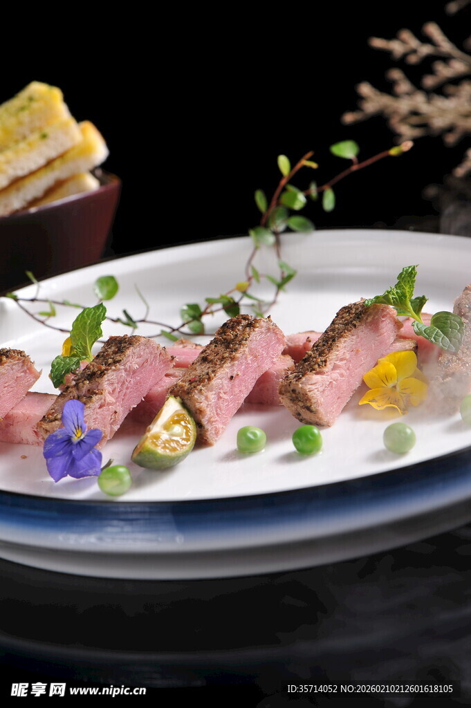 精致摆盘的美味肉类料理