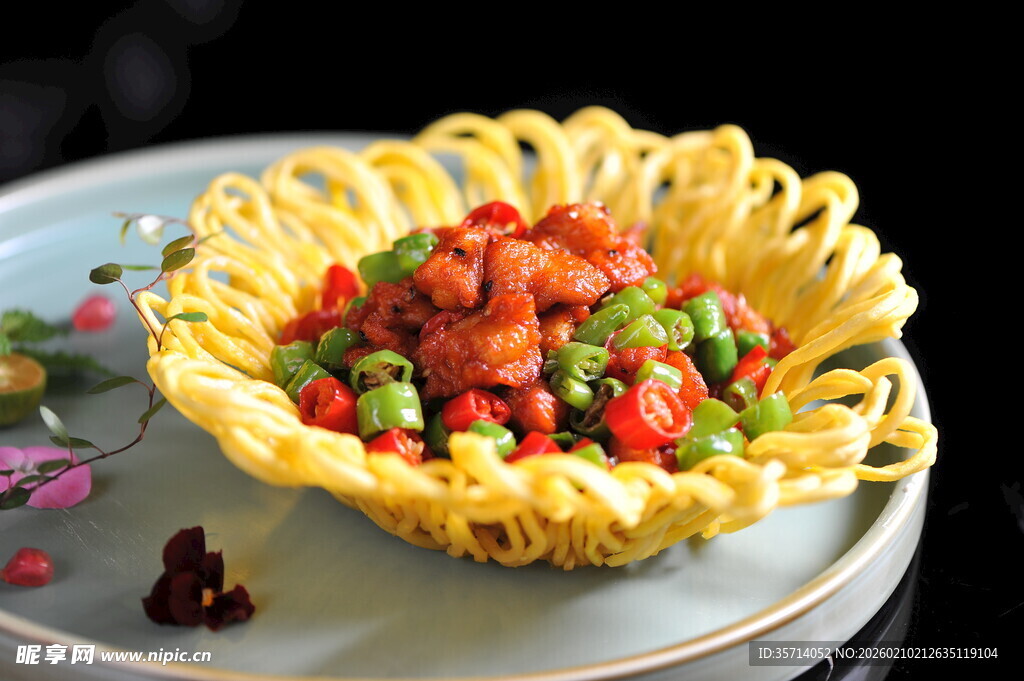 金丝脆篮装多彩炒虾仁