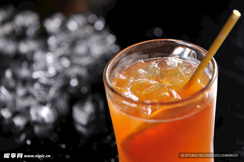 橙色冰饮配吸管