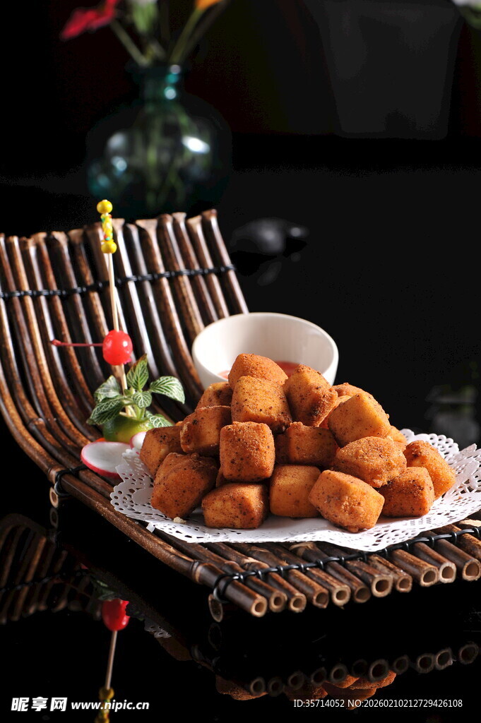 美味油炸丸子摆放在盘上