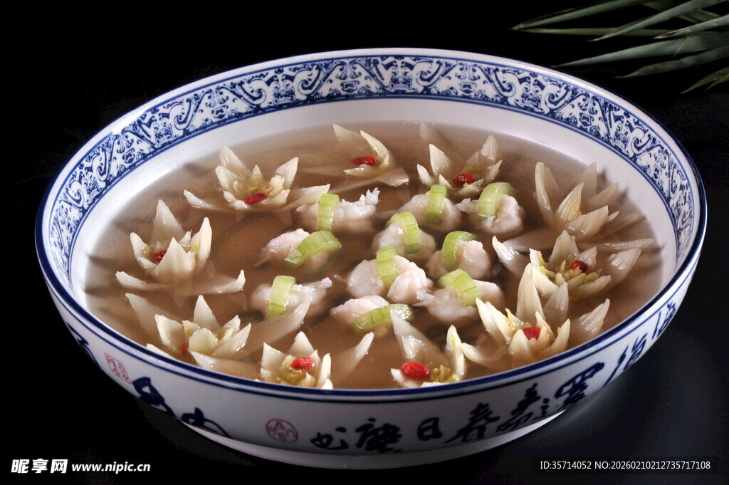 青花瓷碗盛的美味鱼丸