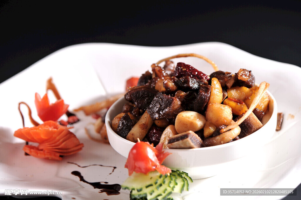 美味菌菇菜肴摆盘精致
