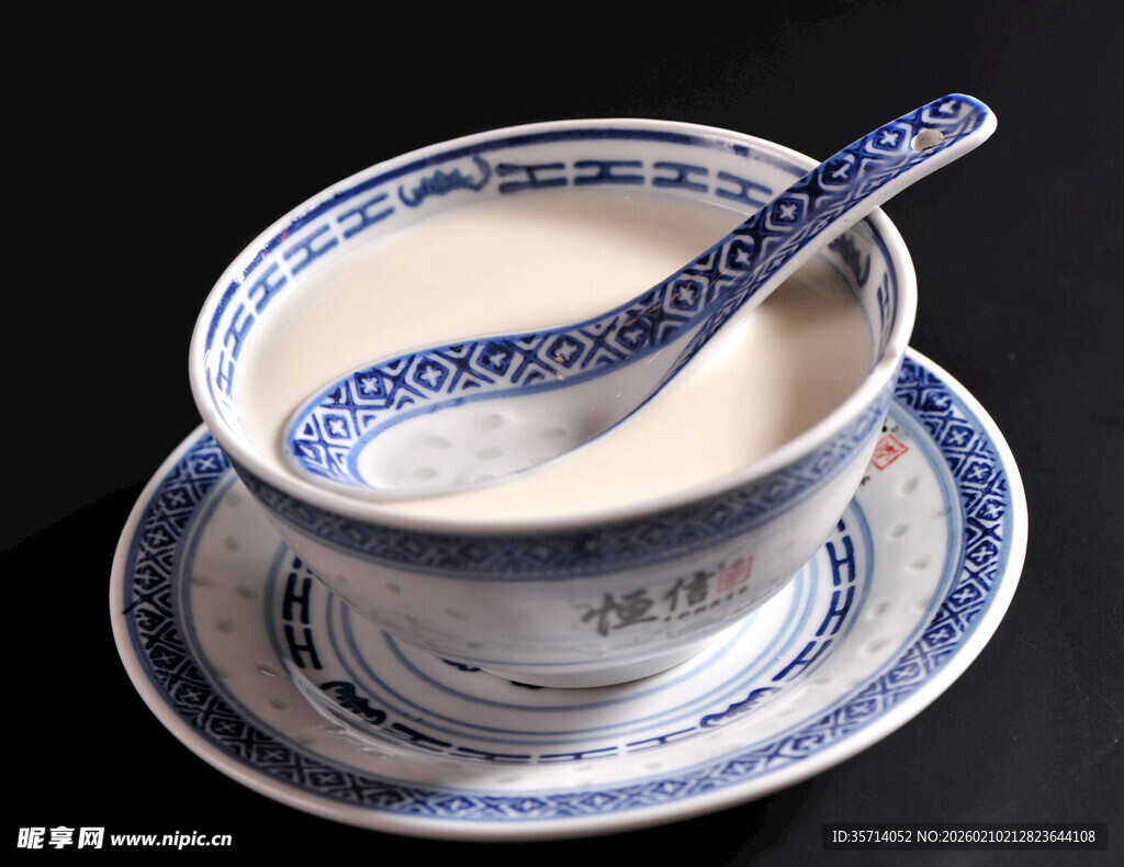 青花瓷碗盛的美味豆浆