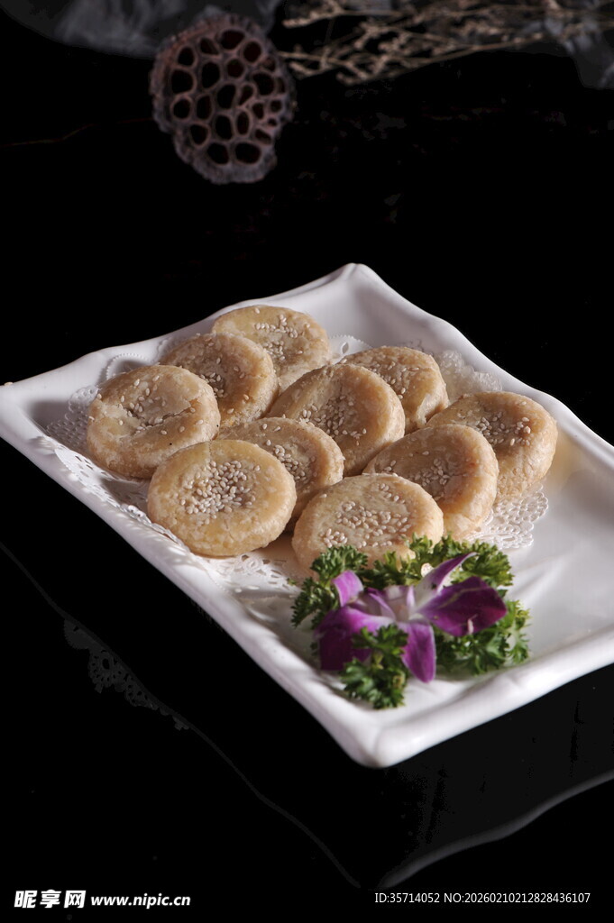 美味香酥饼摆于精致盘上