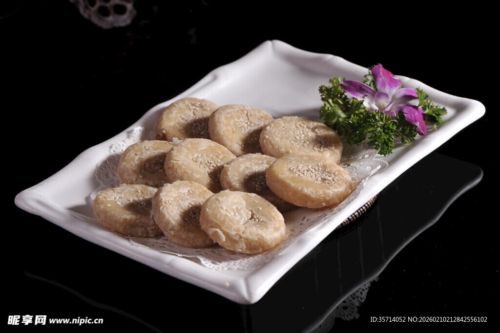 精致摆盘的美味蘑菇