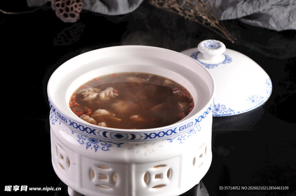 青花瓷炖盅内的滋补靓汤