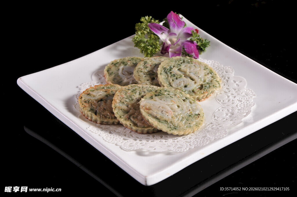 精致摆盘的特色风味糕点