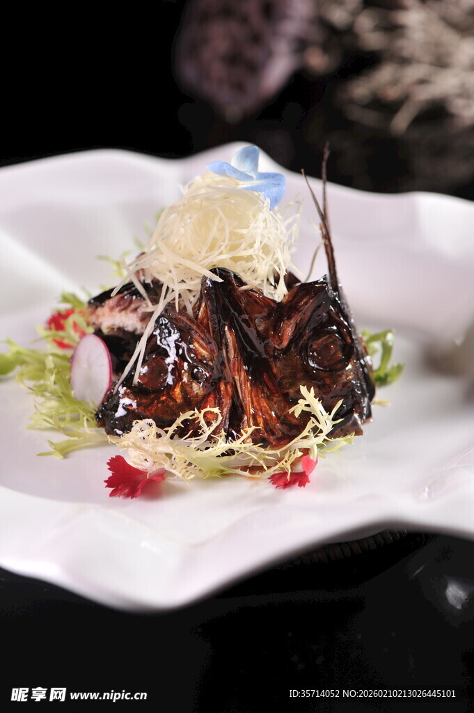 精致摆盘的美味特色菜肴