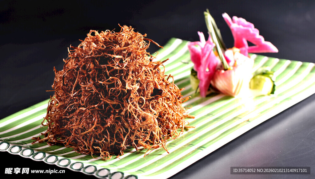 美味肉松摆放在精致盘中