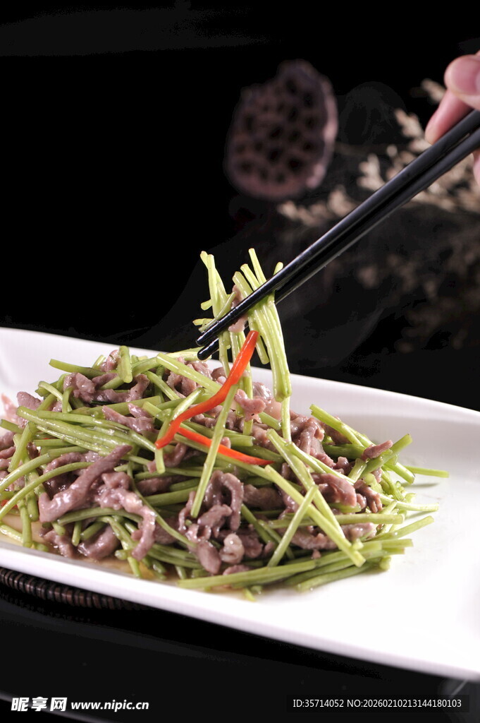 筷子夹起清爽凉拌菜