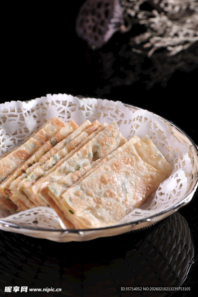 美味千层饼置于精致盘中