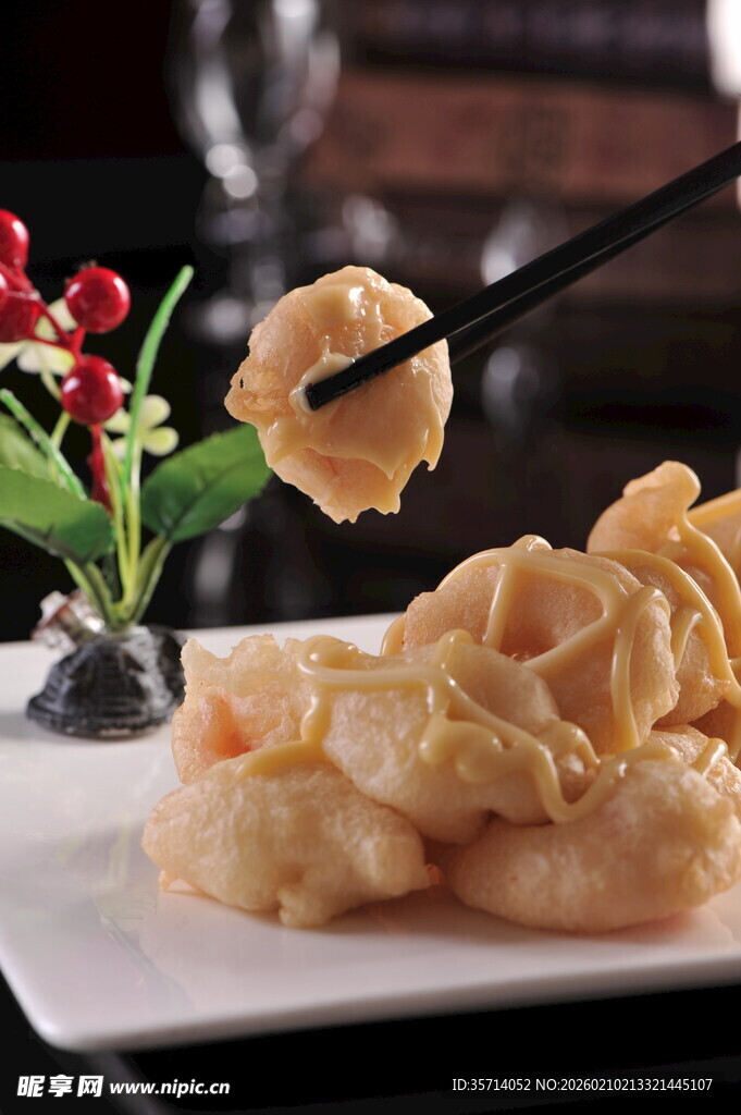 筷子夹起的美味虾球