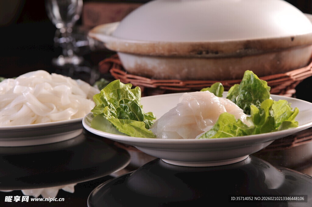 新鲜白粿搭配生菜等食材