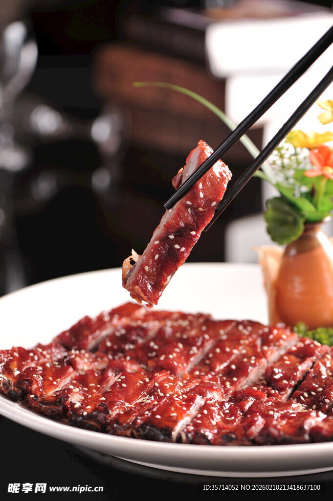 美味牛排被筷子夹起