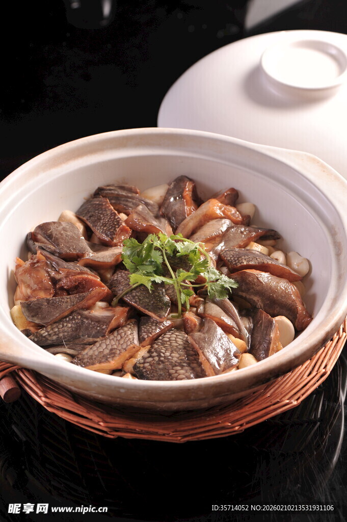 美味瓦罐菜肴鲜香诱人