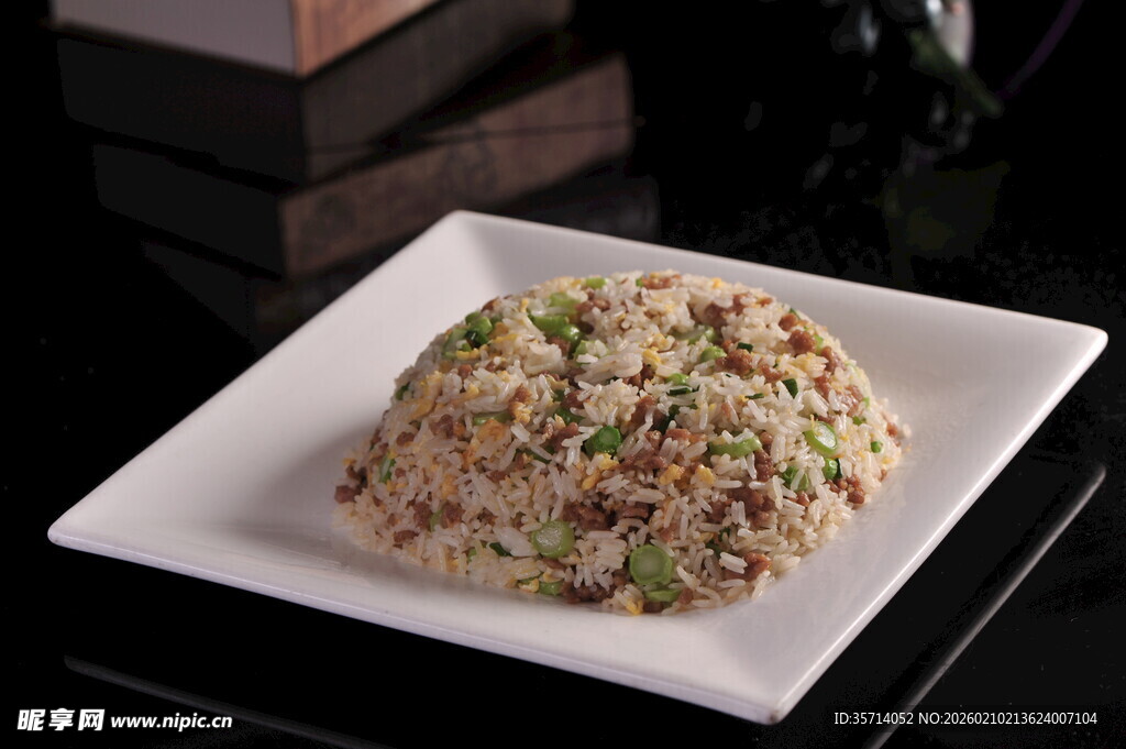 美味炒饭摆于白色盘中