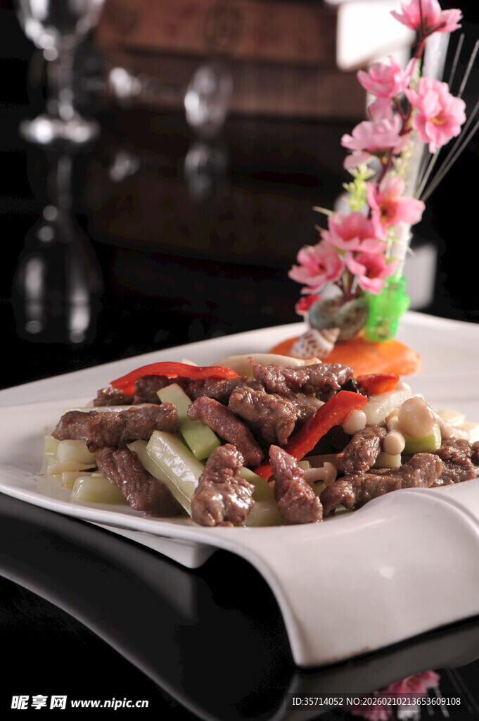 精致摆盘的美味炒牛肉