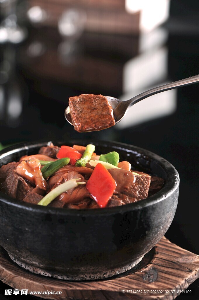 美味石锅豆腐菜肴诱人瞬间