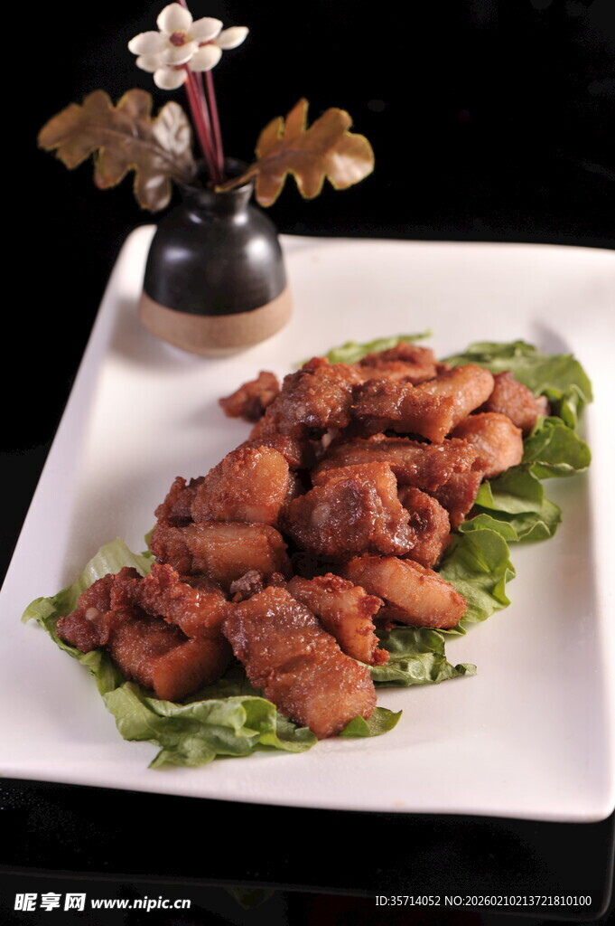 美味卤肉腿摆于盘中