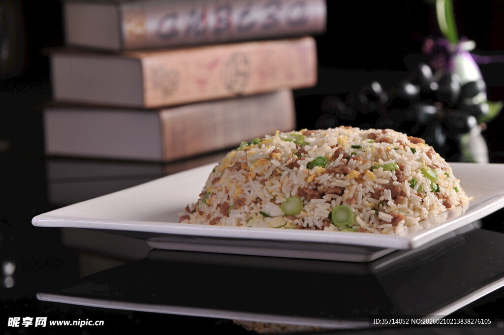 美味炒饭摆放在精致盘中