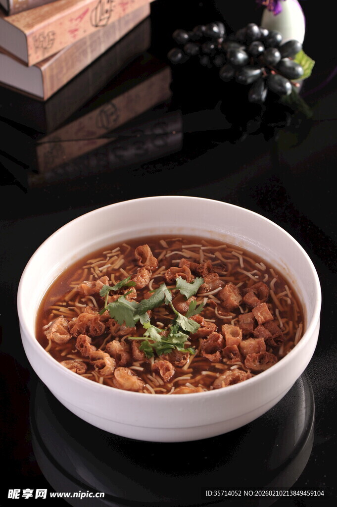 美味肉酱碗中盛放