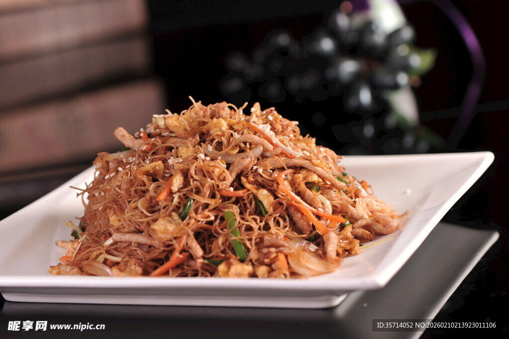 美味手撕肉丝摆于白盘