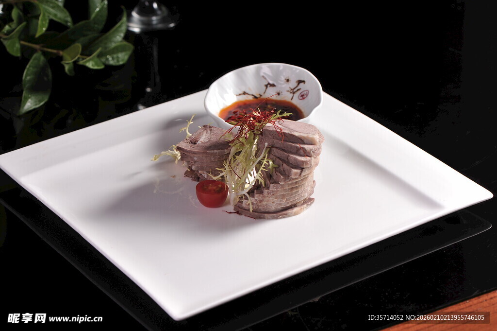 精致摆盘的美味牛肉拼盘