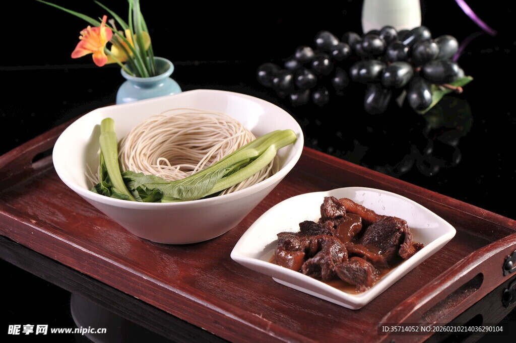 中式美食组合面条与卤味