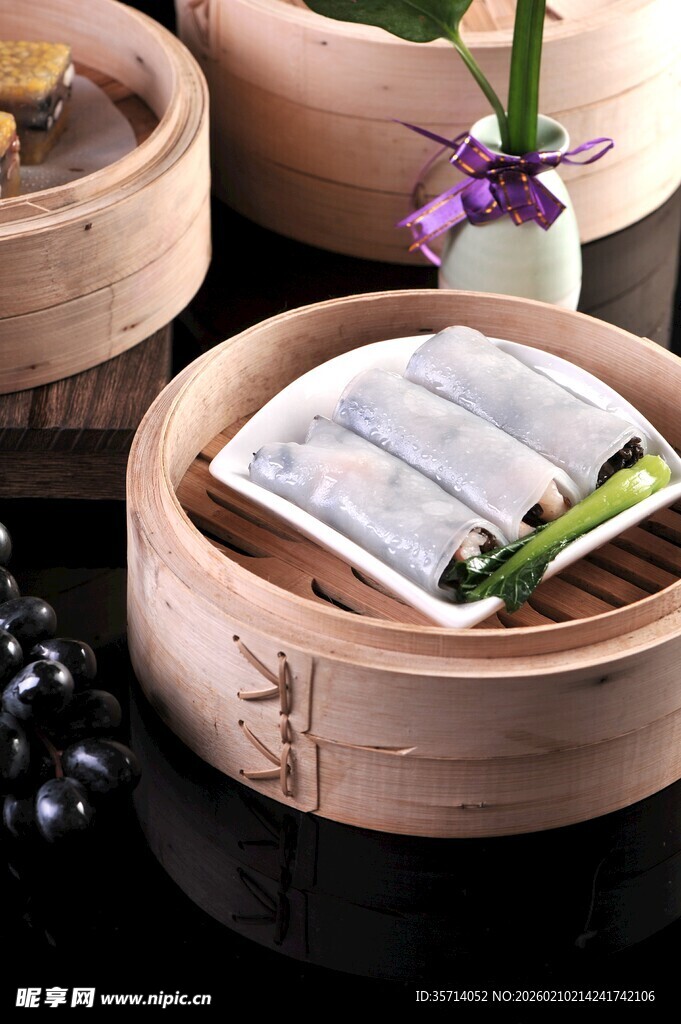 精致竹制容器中的美味点心