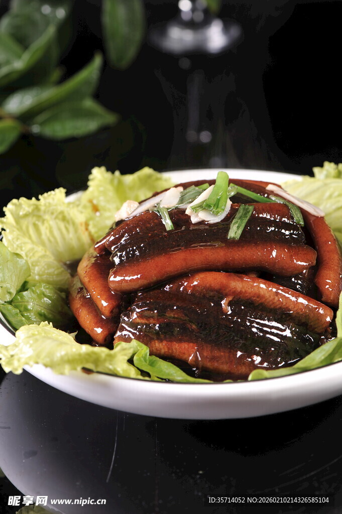 美味黄鳝摆于盘中