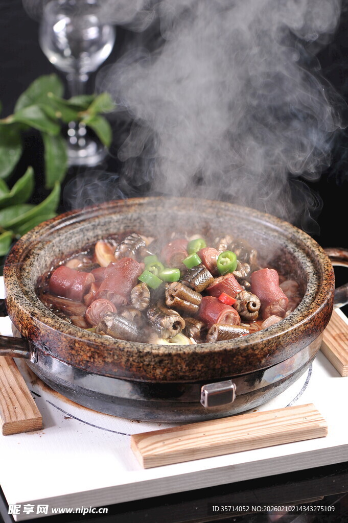 热气腾腾的黄鳝火锅