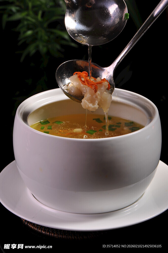 鲜美虾仁汤被舀起