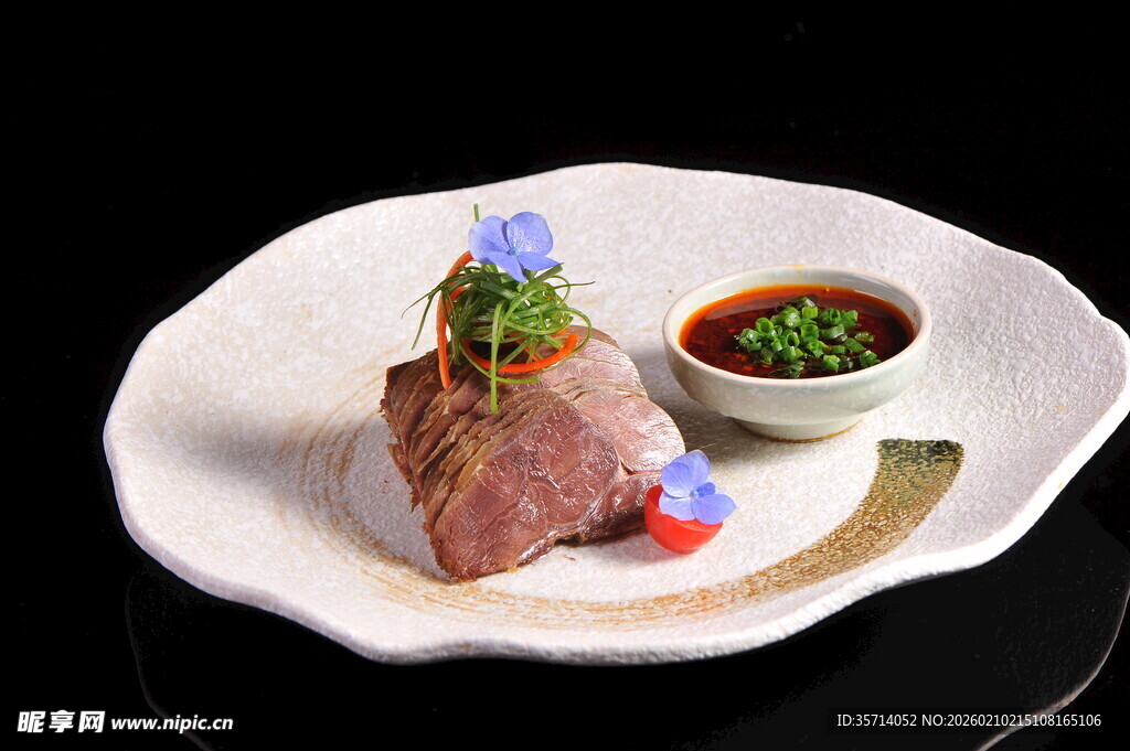 精致摆盘的美味牛肉料理