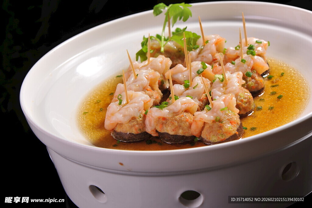 白瓷碗中的美味虾仁料理
