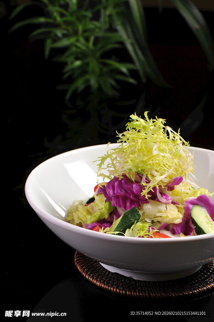 美味蔬菜沙拉色彩缤纷