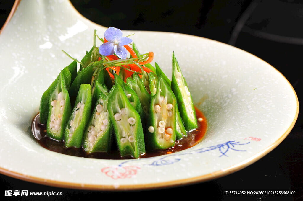 精致摆盘的凉拌秋葵
