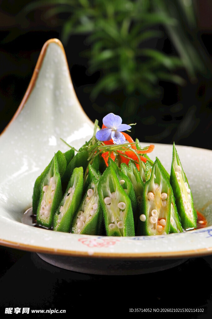 精致摆盘的凉拌秋葵