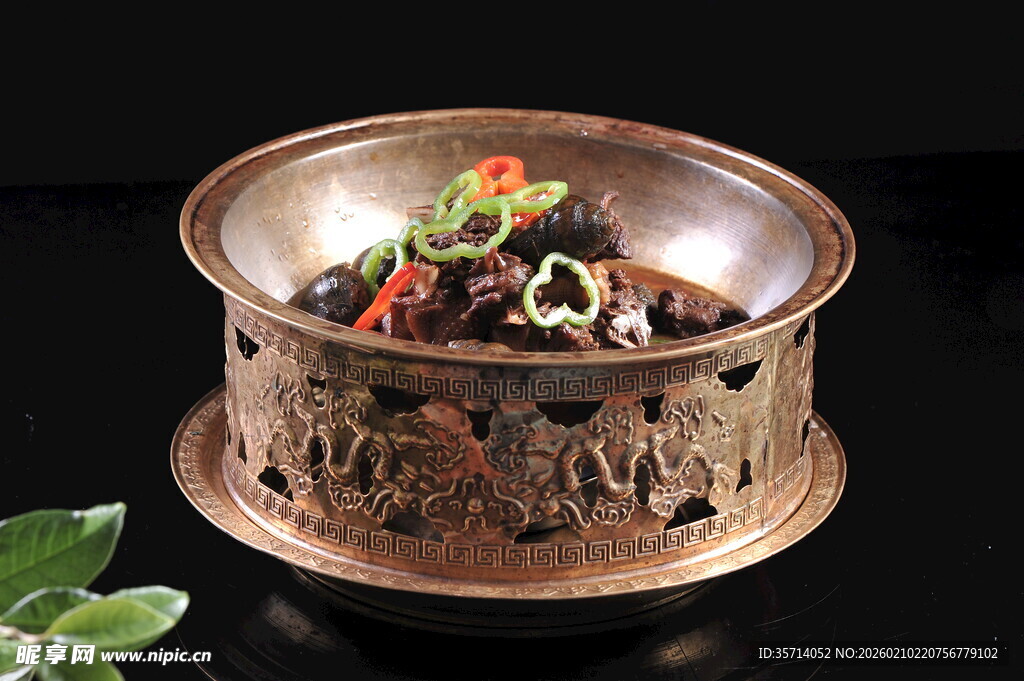 复古铜火锅盛精美菜肴