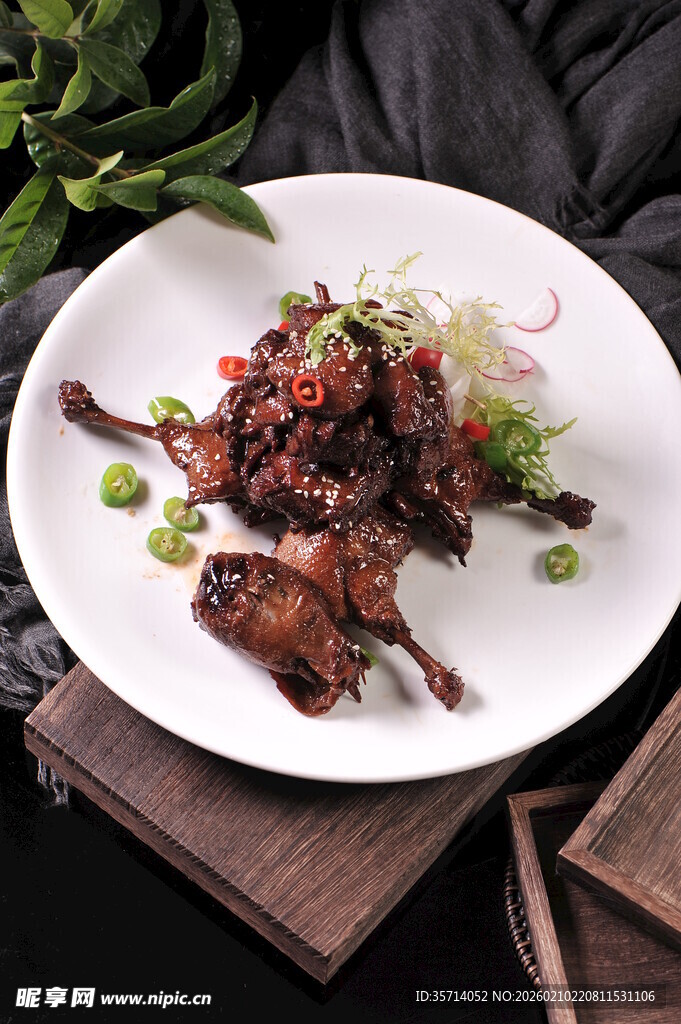 美味烤鹌鹑摆盘精致
