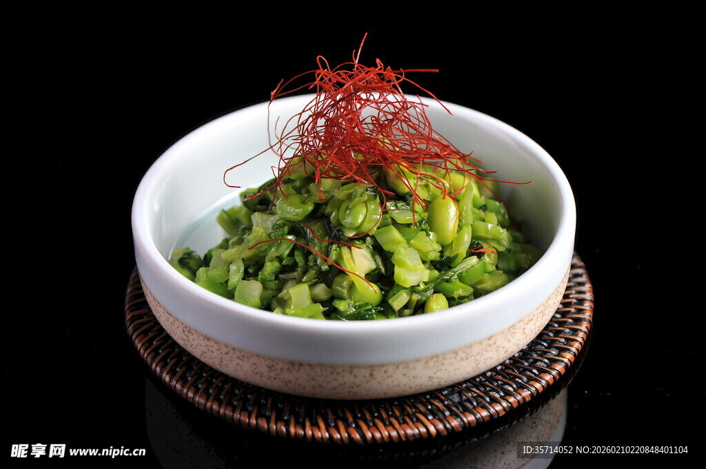 翠绿蔬菜配精致红丝