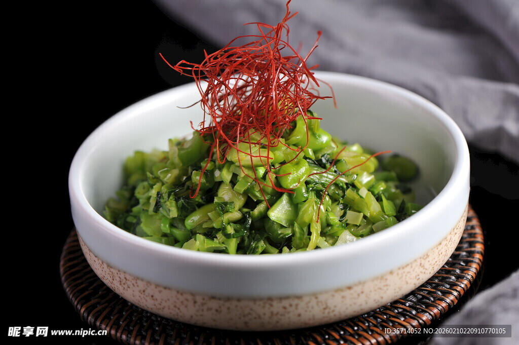 翠绿时蔬沙拉点缀红丝