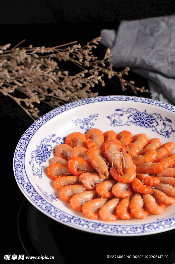 蓝白瓷盘上的美味虾
