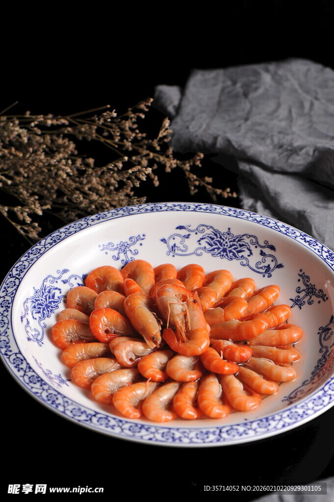 蓝白瓷盘盛美味小河虾