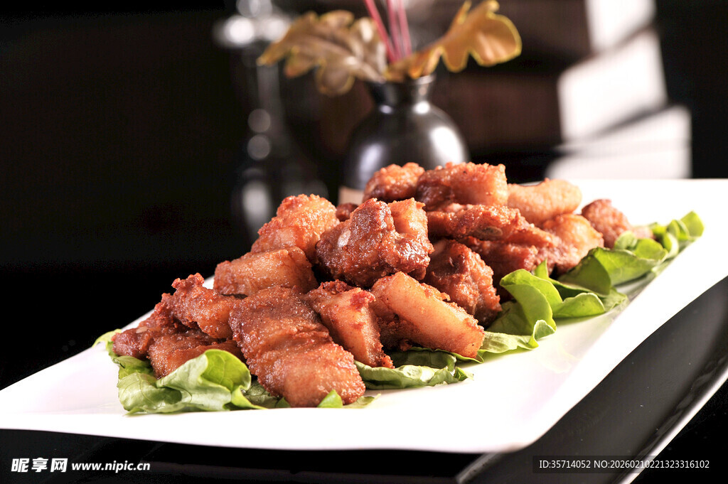 美味炸排骨摆于翠绿生菜上